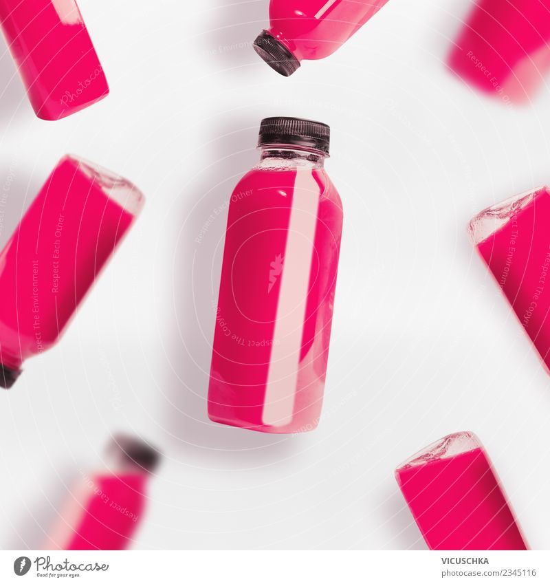 Rosa Smoothie- oder Saftflaschen auf weißem Hintergrund Lebensmittel Frucht Bioprodukte Vegetarische Ernährung Diät Getränk trinken Erfrischungsgetränk Flasche