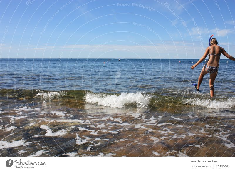 Erforschung des nassen Elementes Jugendliche 1 Mensch Wasser Himmel Sommer Schönes Wetter Wellen Strand Bucht Meer blond Schwimmen & Baden tauchen blau