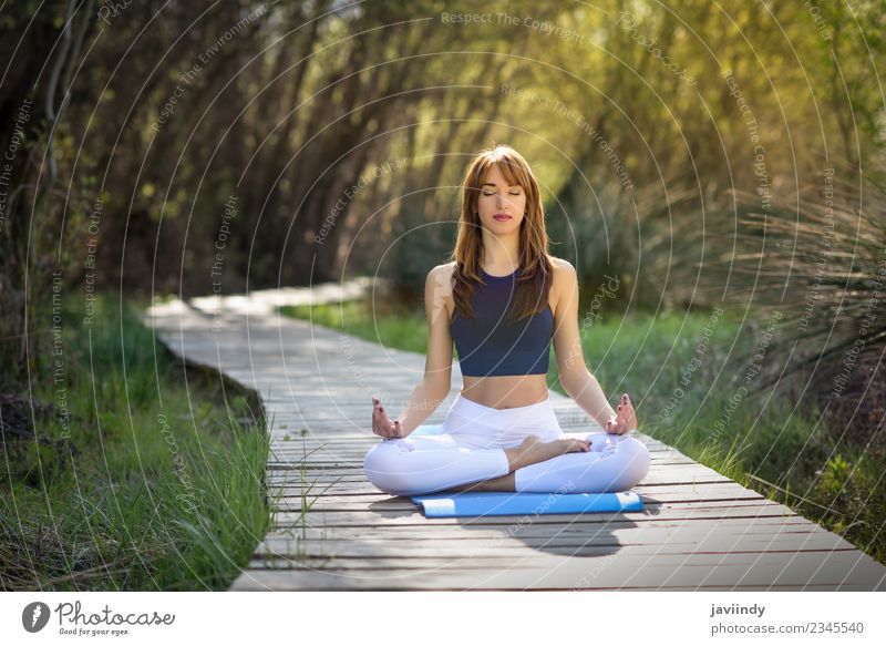 Junge Frau, die Yoga in der Natur macht. Lifestyle Erholung Meditation Sommer Sport Mensch feminin Jugendliche Erwachsene 1 18-30 Jahre 30-45 Jahre Gras Fitness