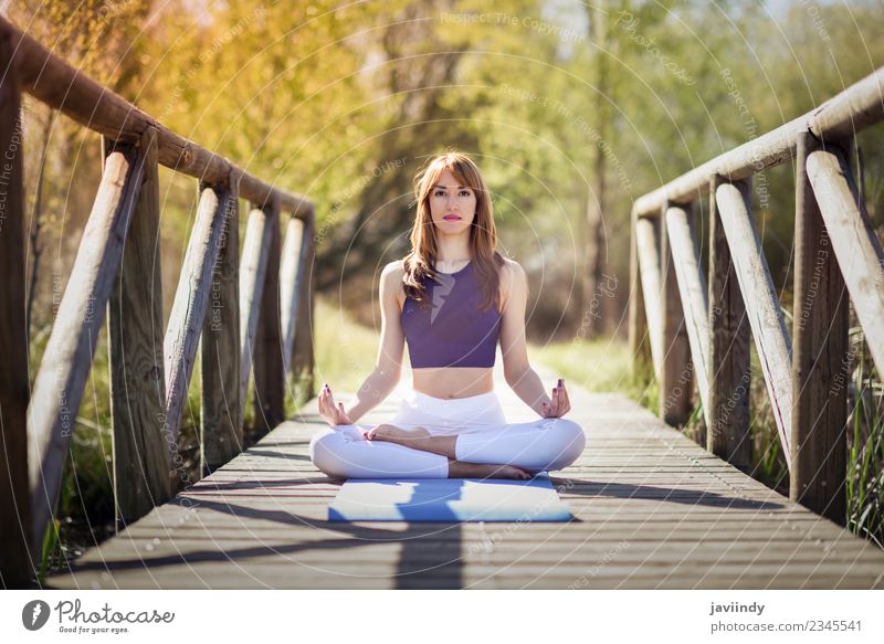 Junge Frau beim Yoga in der Natur Lifestyle Erholung Meditation Sommer Sport Mensch Jugendliche Erwachsene 1 18-30 Jahre 30-45 Jahre Gras Fitness sitzen