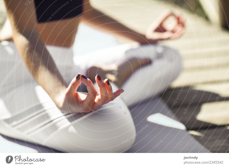 Junge Frau beim Yoga in der Natur Lifestyle schön Körper Erholung Meditation Sommer Sport Mensch Jugendliche Erwachsene Hand 1 18-30 Jahre 30-45 Jahre Gras