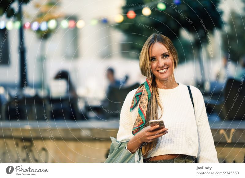 Blonde Frau mit Smartphone auf der Straße. Lifestyle Stil Glück schön Haare & Frisuren Telefon PDA Mensch feminin Junge Frau Jugendliche Erwachsene 1