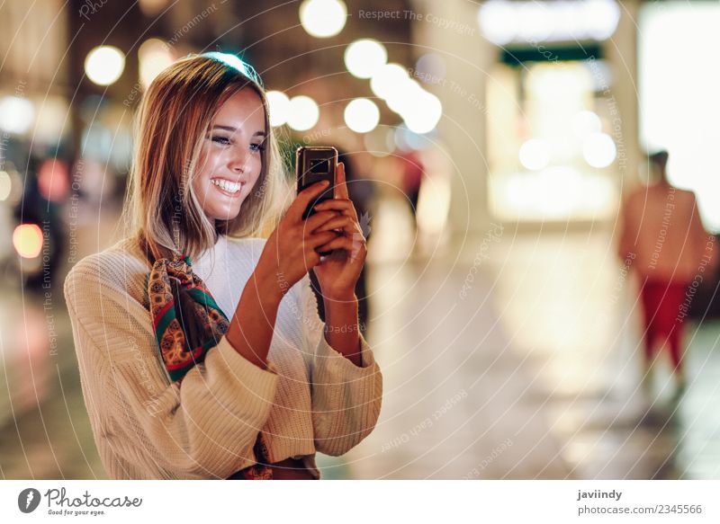Blonde Frau fotografiert nachts mit dem Smartphone. Lifestyle schön Telefon PDA Fotokamera Mensch feminin Junge Frau Jugendliche Erwachsene 1 18-30 Jahre Straße