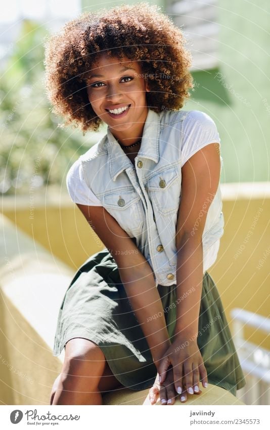 Junge schwarze Frau, Afro-Frisur, lächelnd. Lifestyle Stil Glück schön Haare & Frisuren Gesicht Mensch feminin Junge Frau Jugendliche Erwachsene 1 18-30 Jahre