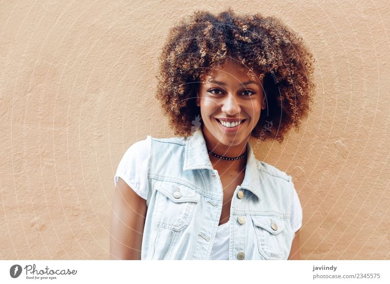 Junge schwarze Frau Afro-Frisur, die im Freien lächelt. Lifestyle Stil schön Haare & Frisuren Gesicht Mensch feminin Junge Frau Jugendliche Erwachsene 1