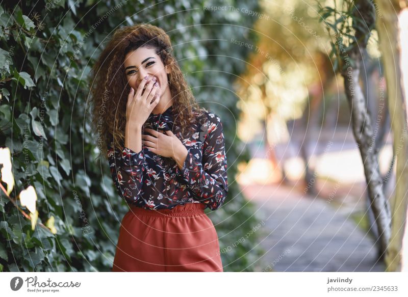 Schöne junge arabische Frau, die lacht. Lifestyle Freude schön Haare & Frisuren Mensch Junge Frau Jugendliche Erwachsene 1 18-30 Jahre Herbst Straße Mode
