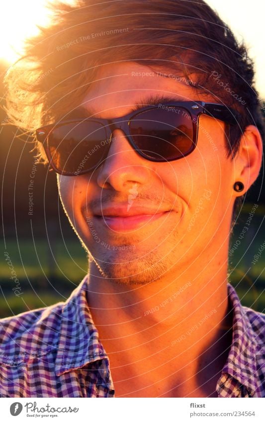 strahlen Sommer maskulin Junger Mann Jugendliche Kopf 1 Mensch 18-30 Jahre Erwachsene Fröhlichkeit Lebensfreude Frühlingsgefühle Optimismus Sonnenbrille