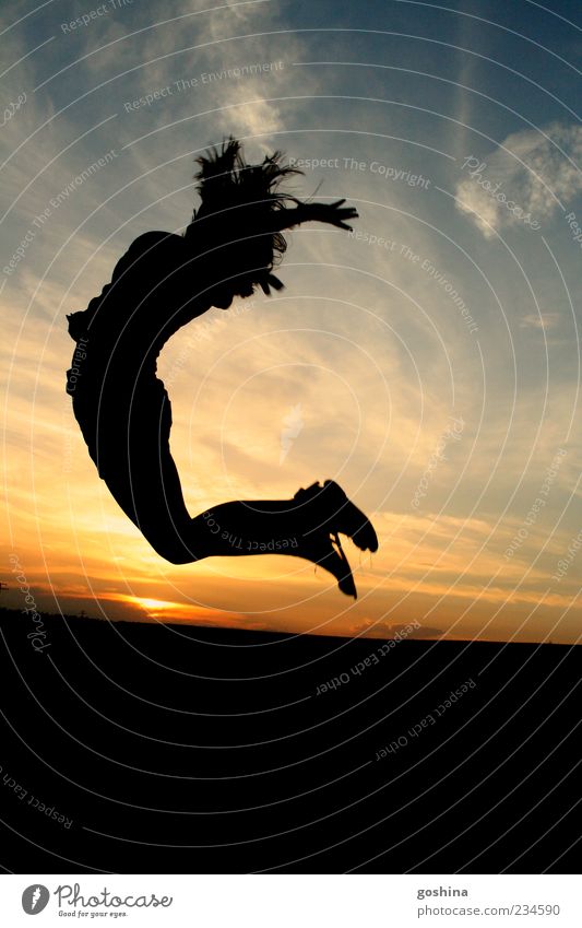 Mondschatten Junge Frau Jugendliche 1 Mensch Himmel Sommer Feld fliegen springen ästhetisch frei Glück schön Gefühle Freude Lebensfreude Bewegung