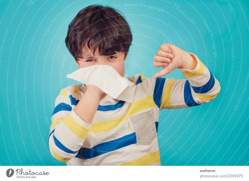 Das Kind, das die Nase pumpt, hat eine Erkältung. Lifestyle Gesundheit Gesundheitswesen Behandlung Allergie Mensch maskulin Kleinkind Junge Kindheit 1