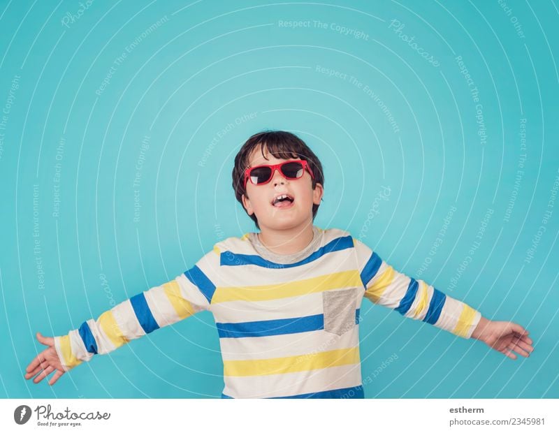glücklicher Junge mit Sonnenbrille auf blauem Hintergrund Mensch maskulin Kind Kindheit 1 8-13 Jahre Bewegung Fitness Lächeln Freundlichkeit Fröhlichkeit Glück