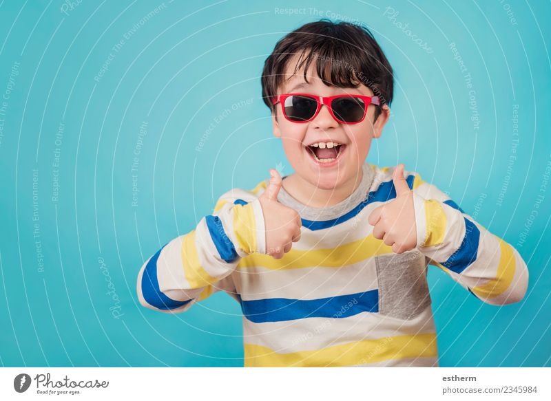 lächelnder Junge mit Sonnenbrille auf blauem Hintergrund Lifestyle Freude Party Veranstaltung Feste & Feiern Mensch maskulin Kind Kleinkind Kindheit 1