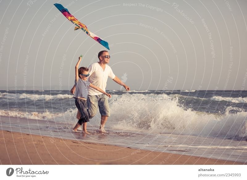 Vater und Sohn spielen am Strand am Tag. Lifestyle Freude Glück Leben Erholung Freizeit & Hobby Spielen Ferien & Urlaub & Reisen Ausflug Abenteuer Freiheit