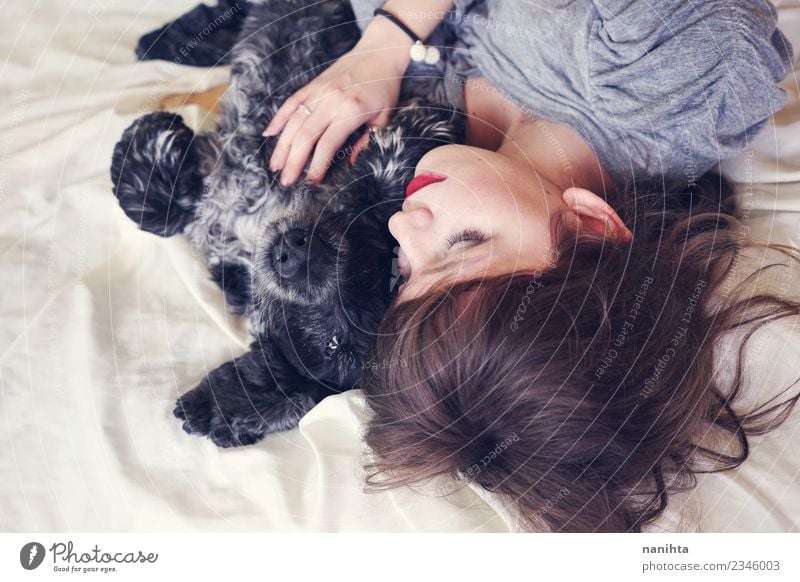 Junge Frau schläft mit ihrem Hund. Lifestyle schön Erholung Bett Mensch feminin Jugendliche Freundschaft 1 18-30 Jahre Erwachsene Tier Haustier liegen schlafen