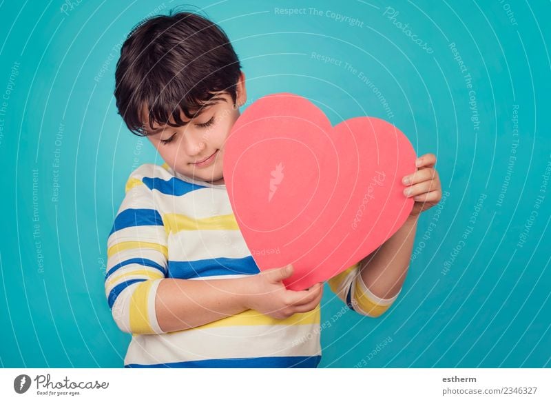 lächelnder Junge mit Herz auf blauem Hintergrund Lifestyle Freude Party Veranstaltung Feste & Feiern Valentinstag Muttertag Mensch Kind Kleinkind