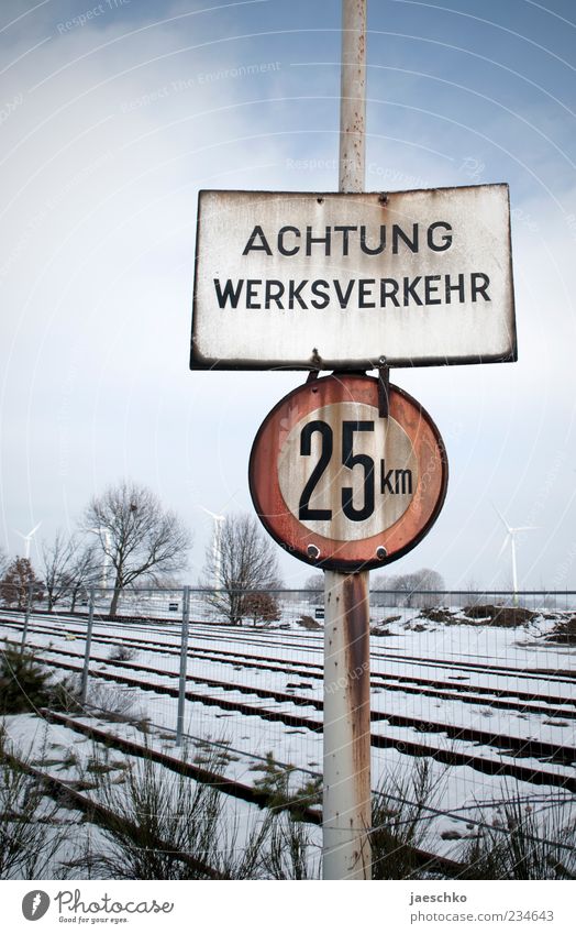 Wenig los Eis Frost Schnee Verkehr Güterverkehr & Logistik Schienenverkehr Gleise Hinweisschild Warnschild Verkehrszeichen kalt Verfall Vergänglichkeit