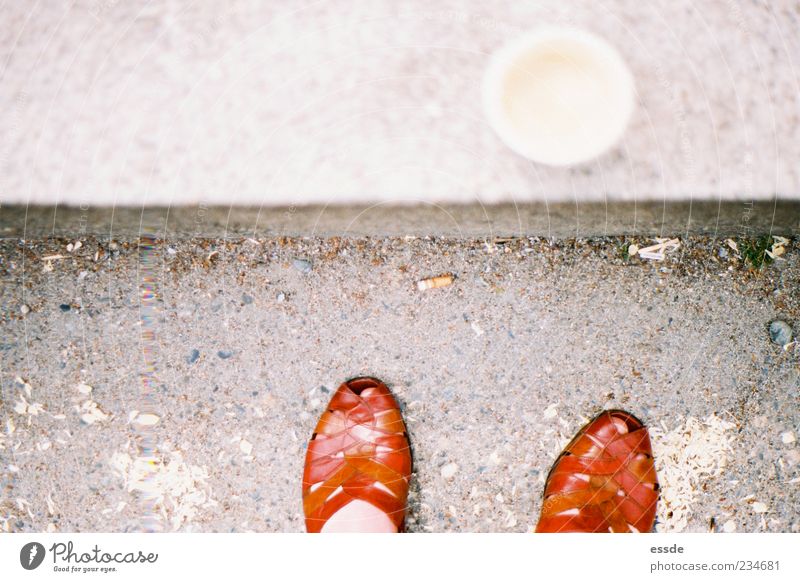 orange pause Kaffee Fuß Schuhe Zigarettenstummel stehen rot Pause Farbfoto Außenaufnahme Vogelperspektive Damenschuhe Kaffeepause Kaffeebecher Unschärfe