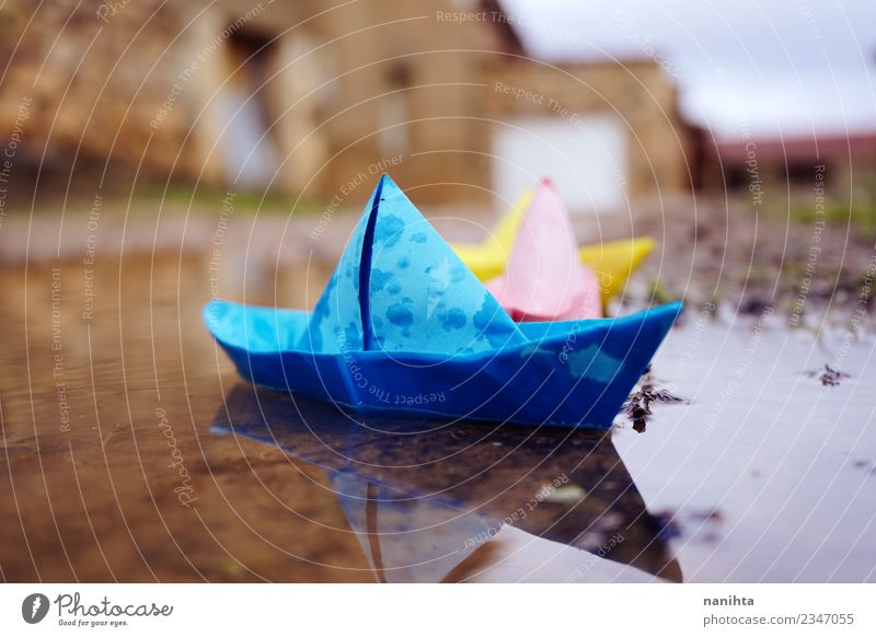 Bunte Papierboote in einer Pfütze an einem regnerischen Tag Freizeit & Hobby Spielen Kinderspiel Ferien & Urlaub & Reisen Natur Erde Wasser Wassertropfen Klima