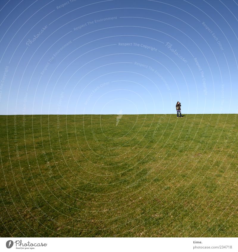 Spiekeroog | Zeit der Stille Mensch 1 Himmel Horizont Gras Wiese genießen stehen blau grün Farbfoto Außenaufnahme Textfreiraum oben Textfreiraum unten