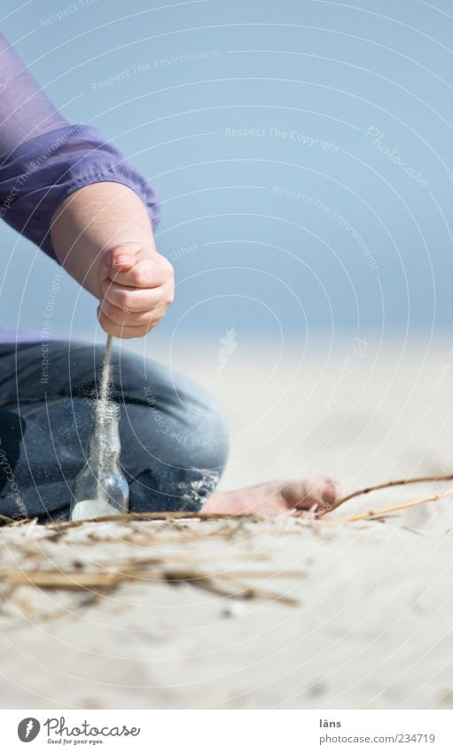 Spiekeroog | sandkuchen gabs gestern Mensch Frau Erwachsene Hand 1 Küste Strand Nordsee Glas sitzen Spielen Freude Lebensfreude Zufriedenheit Erholung