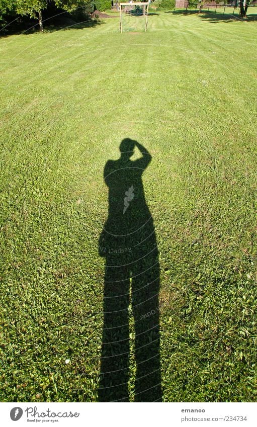 bolzplatzschatten Sommer Fußballplatz Mensch Mann Erwachsene 1 Natur Landschaft Gras Wiese stehen groß grün Fotografieren Rasen Körperhaltung Farbfoto