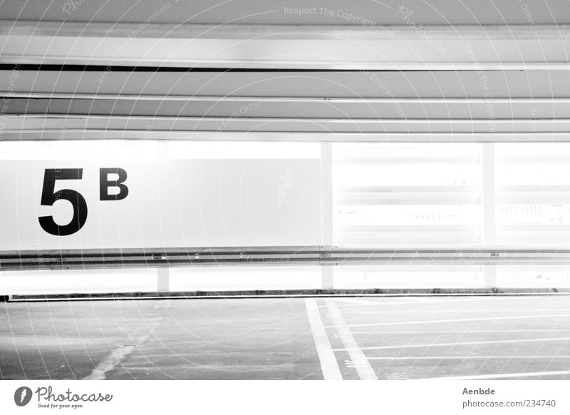 5B Parkhaus ästhetisch eckig Typographie minimalistisch graphisch Leitplanke Gegenlicht Fahrbahnmarkierung Asphalt Parkdeck Schwarzweißfoto Innenaufnahme Tag
