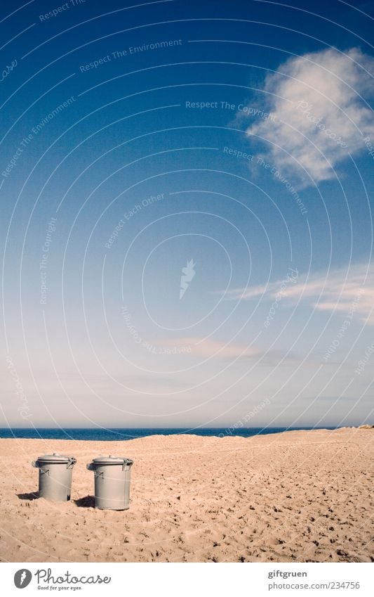urlaub zu zweit Umwelt Natur Landschaft Urelemente Sand Wasser Himmel Wolken Horizont Küste Strand Ostsee Meer Surrealismus paarweise 2 Müll Müllbehälter