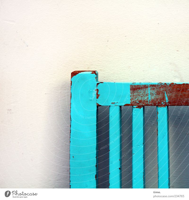 Sitzfang Lack Holz alt blau gelb Farbe Bank Wand hell-blau Farbstoff abblättern Putz Rückenlehne Möbel Farbfoto Außenaufnahme Detailaufnahme Muster