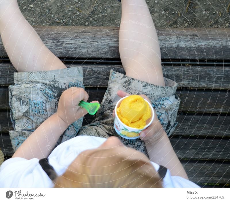 Viel Eis essen Dessert Speiseeis Ernährung Mensch Kind Kleinkind Kindheit 1 1-3 Jahre Sommer Essen kalt lecker süß Fruchteis Eislöffel gelb Farbfoto mehrfarbig