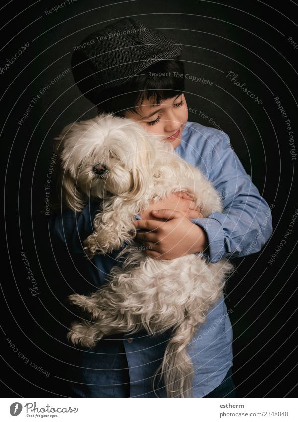 Junge umarmt seinen Hund Lifestyle Freude Mensch maskulin Kind Kindheit 1 3-8 Jahre Mütze Tier Haustier festhalten Lächeln lachen Liebe Freundlichkeit