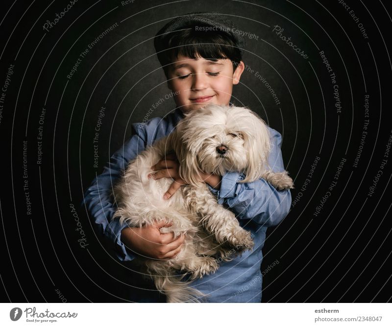 Junge umarmt seinen Hund Lifestyle Freude Mensch maskulin Kind Kindheit 1 3-8 Jahre Accessoire Mütze Tier Haustier festhalten Lächeln lachen Freundlichkeit