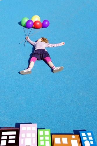 auf und davon [2] Abenteuer Ferne Mädchen Haus festhalten fliegen fantastisch hoch verrückt Freude Glück Fernweh Beginn Leichtigkeit Luftballon Schweben Himmel