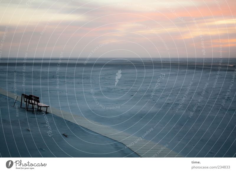 Spiekeroog | Blaue Stunde mit Sitzgelegenheit ruhig Strand Sand Himmel Wolken Horizont blau Gefühle Stimmung friedlich Zufriedenheit Erholung Ewigkeit Frieden