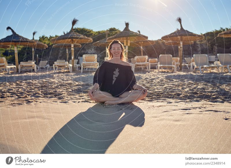 Lächelnde Barfuß-Frau am Strand sitzend Glück Erholung Meditation Freizeit & Hobby Ferien & Urlaub & Reisen Sommer Yoga Erwachsene Sand authentisch Freude