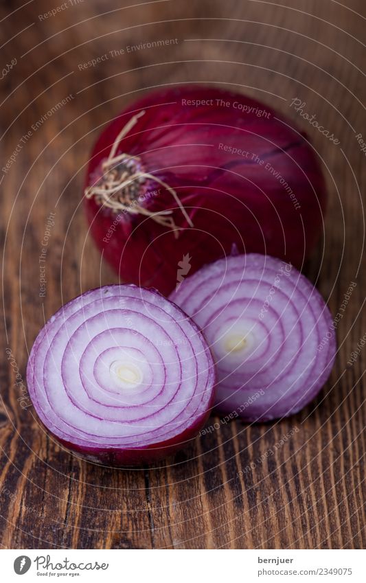 Zwiebel Lebensmittel Gemüse Bioprodukte Vegetarische Ernährung Diät Billig gut violett schnitt Hälfte Holz gemüsezwiebel klein Zwiebelringe Farbfoto