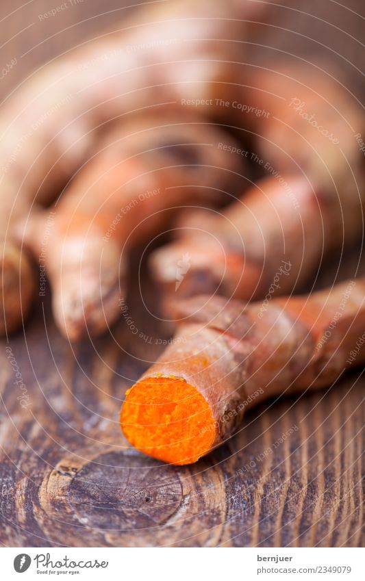 Curcuma Lebensmittel Kräuter & Gewürze Bioprodukte Vegetarische Ernährung Diät Asiatische Küche gut braun orange Kurkuma Holz Holzbrett Makroaufnahme