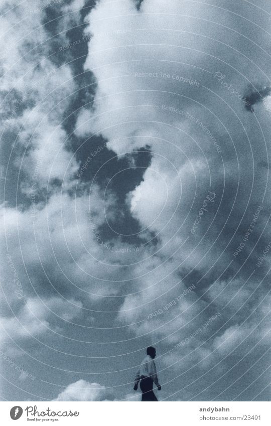 sky is the limit? Mann Wolken Schwarzweißfoto Himmel Ferne laufen