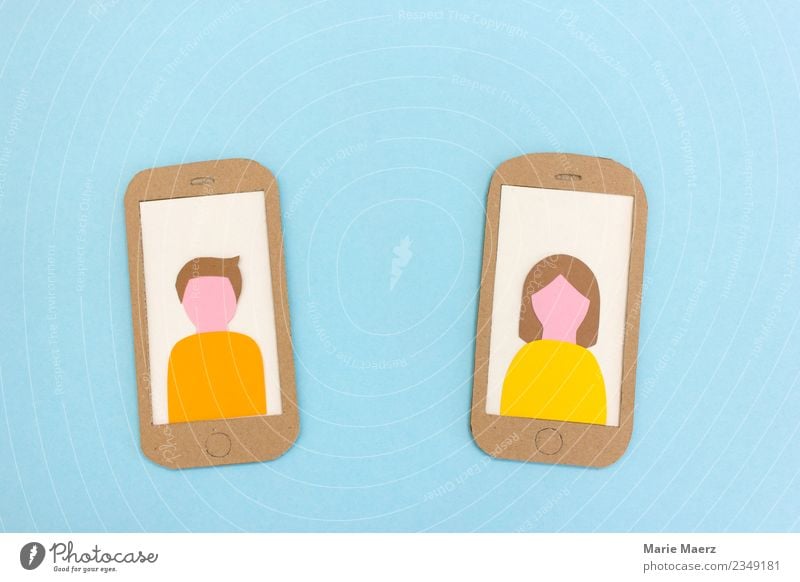 Handy Displays mit Profilbildern von Mann und Frau aus Papier PDA Telekommunikation Internet maskulin feminin Erwachsene Paar 2 Mensch gebrauchen Kommunizieren