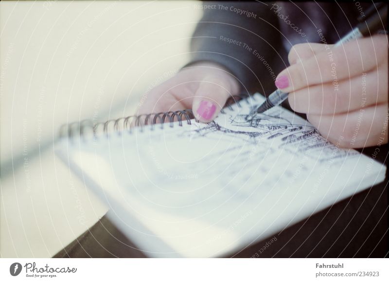 Skizze. Nagellack Studium lernen Student Hand 1 Mensch Papier Zettel Schreibstift historisch rosa schwarz gewissenhaft Farbfoto Außenaufnahme Textfreiraum links