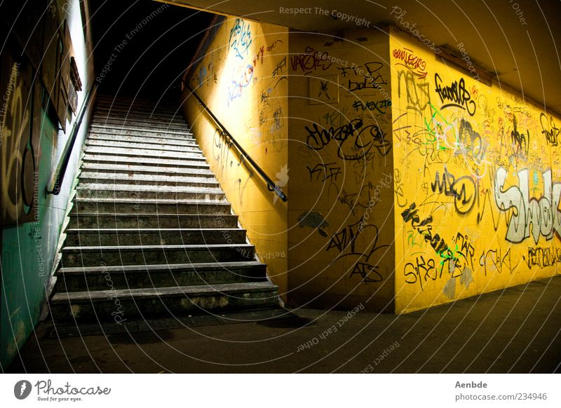 potentieller Tatort Menschenleer alt authentisch dreckig gruselig kalt trist gelb Einsamkeit Angst Unterführung Treppe Graffiti Geländer Farbfoto Innenaufnahme