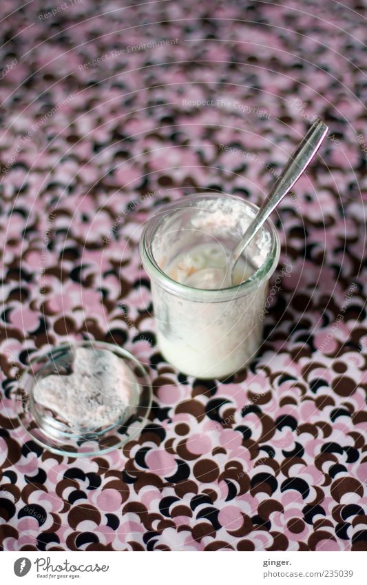 Nachtisch Lebensmittel Joghurt Dessert genießen süß Löffel Muster durcheinander Glas Verschlussdeckel Süßwaren Speise löffeln leer rosa Kreis Tischwäsche