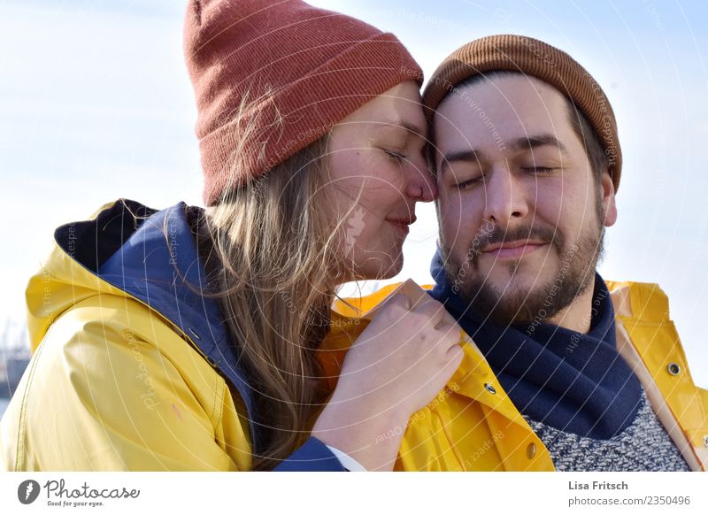 Paar - Mützen - Augen zu Junge Frau Jugendliche Junger Mann Partner 2 Mensch 18-30 Jahre Erwachsene Regenjacke Bart atmen berühren genießen Lächeln Liebe