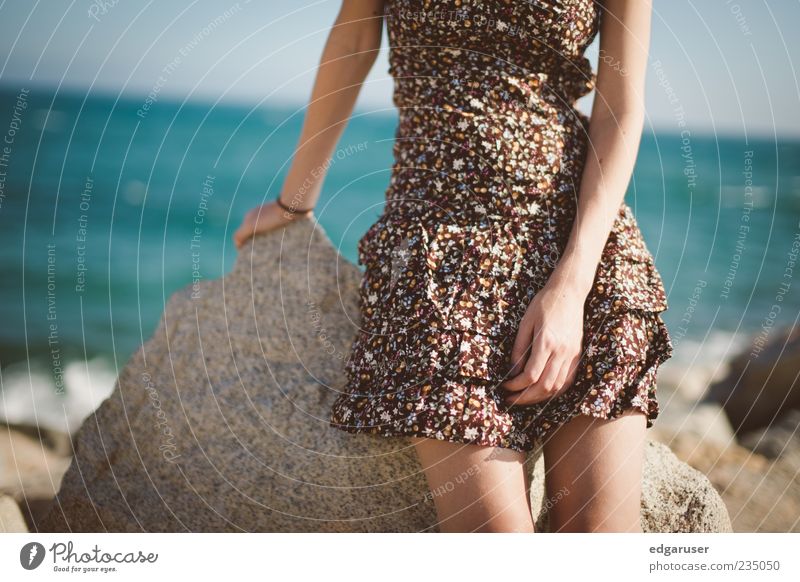 Sommerbrise elegant Stil schön ruhig Freiheit Sommerurlaub Sonne Strand Meer feminin Junge Frau Jugendliche Schönes Wetter Wind Küste Bucht Mode Rock Kleid