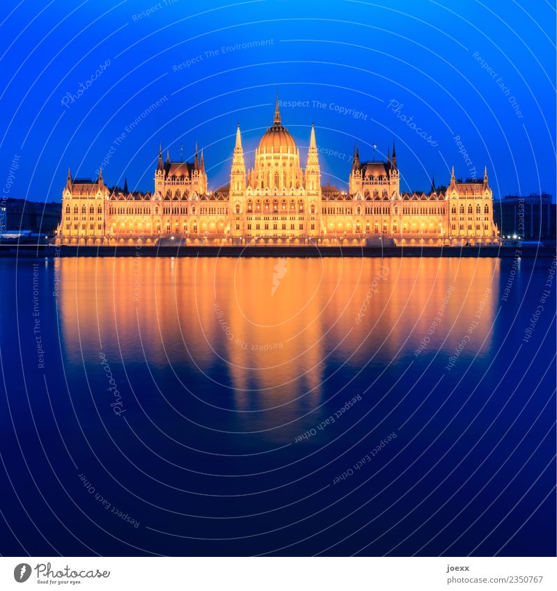 Parlamentsgebäude an der Donau in Budapest, Ungarn Flussufer Hauptstadt Architektur Fassade Sehenswürdigkeit alt groß historisch schön blau gelb gold Országház