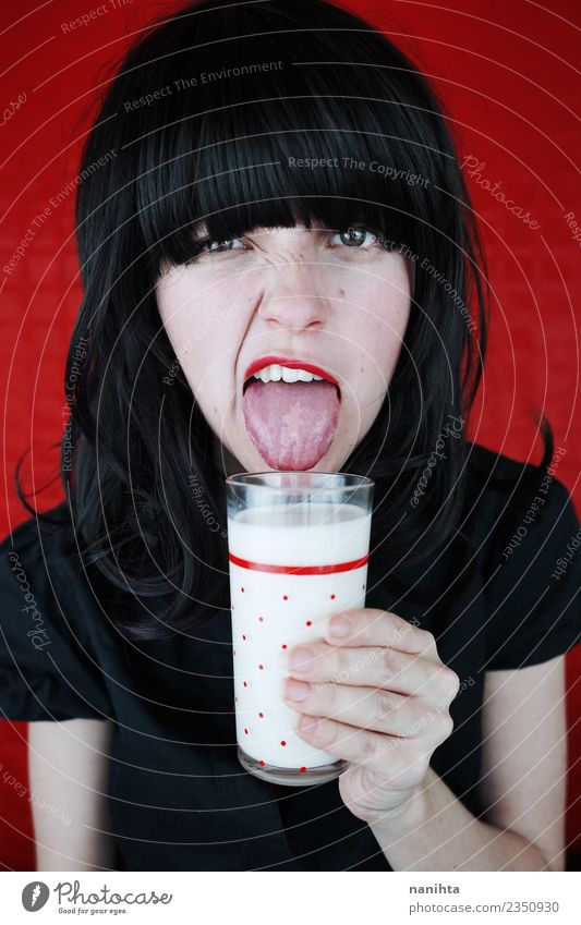 Junge Frau mit Laktoseintoleranz Bioprodukte Vegetarische Ernährung Getränk trinken Milch Glas Lifestyle Design Haare & Frisuren Haut Gesicht Gesunde Ernährung
