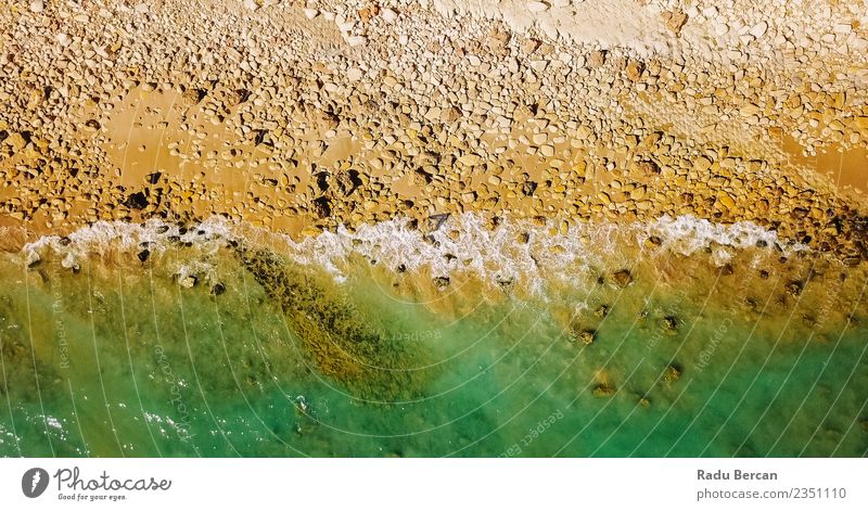 Luftbilddrohne Ansicht der dramatischen Meereswellen Umwelt Natur Landschaft Erde Sand Wasser Sommer Schönes Wetter Wärme Felsen Wellen Küste Strand Bucht