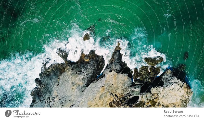 Luftaufnahme der dramatischen Meereswellen in felsiger Landschaft Umwelt Natur Erde Wasser Sommer Hügel Felsen Wellen Küste Strand Bucht Insel Aggression