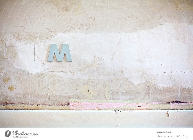 Ein M wie... Mauer Wand Schriftzeichen alt hängen authentisch Umzug (Wohnungswechsel) Farbfoto Innenaufnahme Strukturen & Formen Menschenleer Textfreiraum links