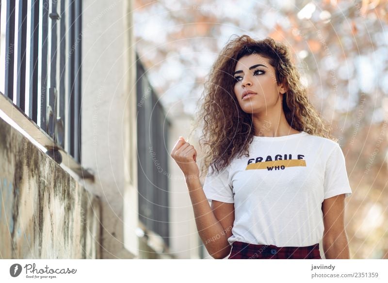 Schöne junge arabische Frau mit schwarzer lockiger Frisur Lifestyle Stil schön Haare & Frisuren Gesicht Mensch Junge Frau Jugendliche Erwachsene 1 18-30 Jahre