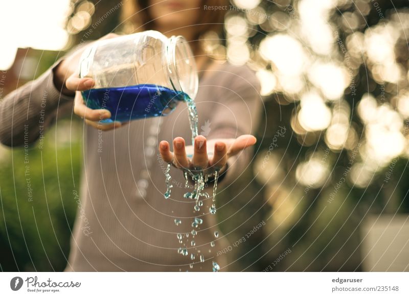 erfrischend Glas Hand Wasser Wassertropfen festhalten blau Erfrischung Farbfoto mehrfarbig Außenaufnahme Detailaufnahme Textfreiraum rechts Morgendämmerung Tag
