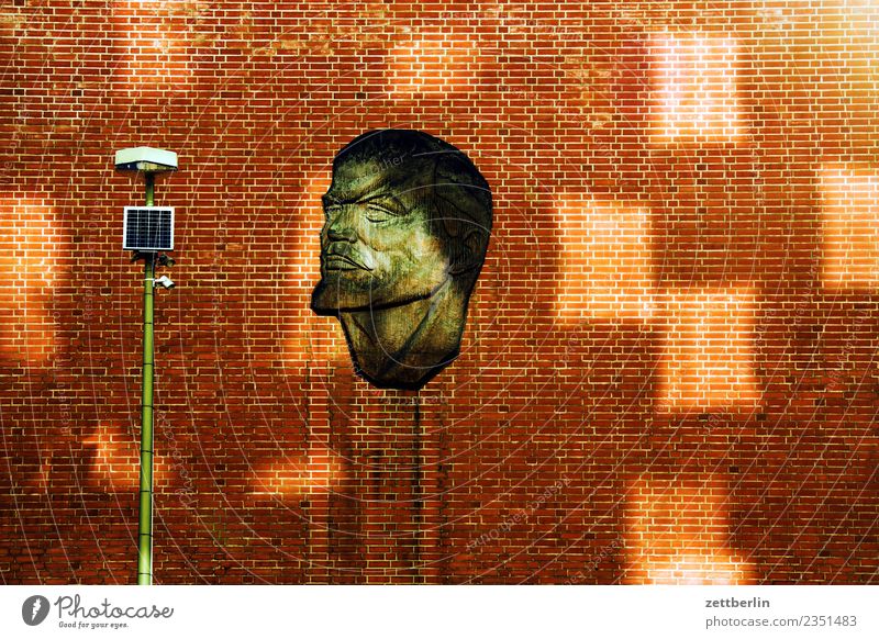Lenin Haus Wand Fassade Mauer Backstein Gebäude Kunst Porträt Gesicht Sowjetunion Licht Lichtfleck Laterne Straßenbeleuchtung Berlin Hauptstadt